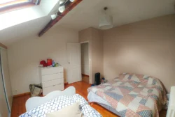 Vue d'ensemble de la chambre parentale dans sa disposition initiale.