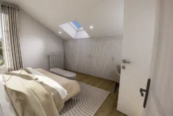 Placard intégré sur mesure sous pente dans une suite parentale moderne, couleur claire, maximise le rangement, design épuré.